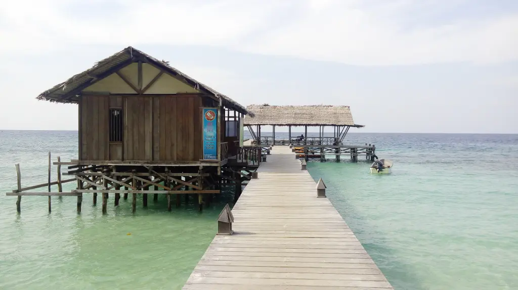 Keindahan Pantai Waiwo Raja Ampat