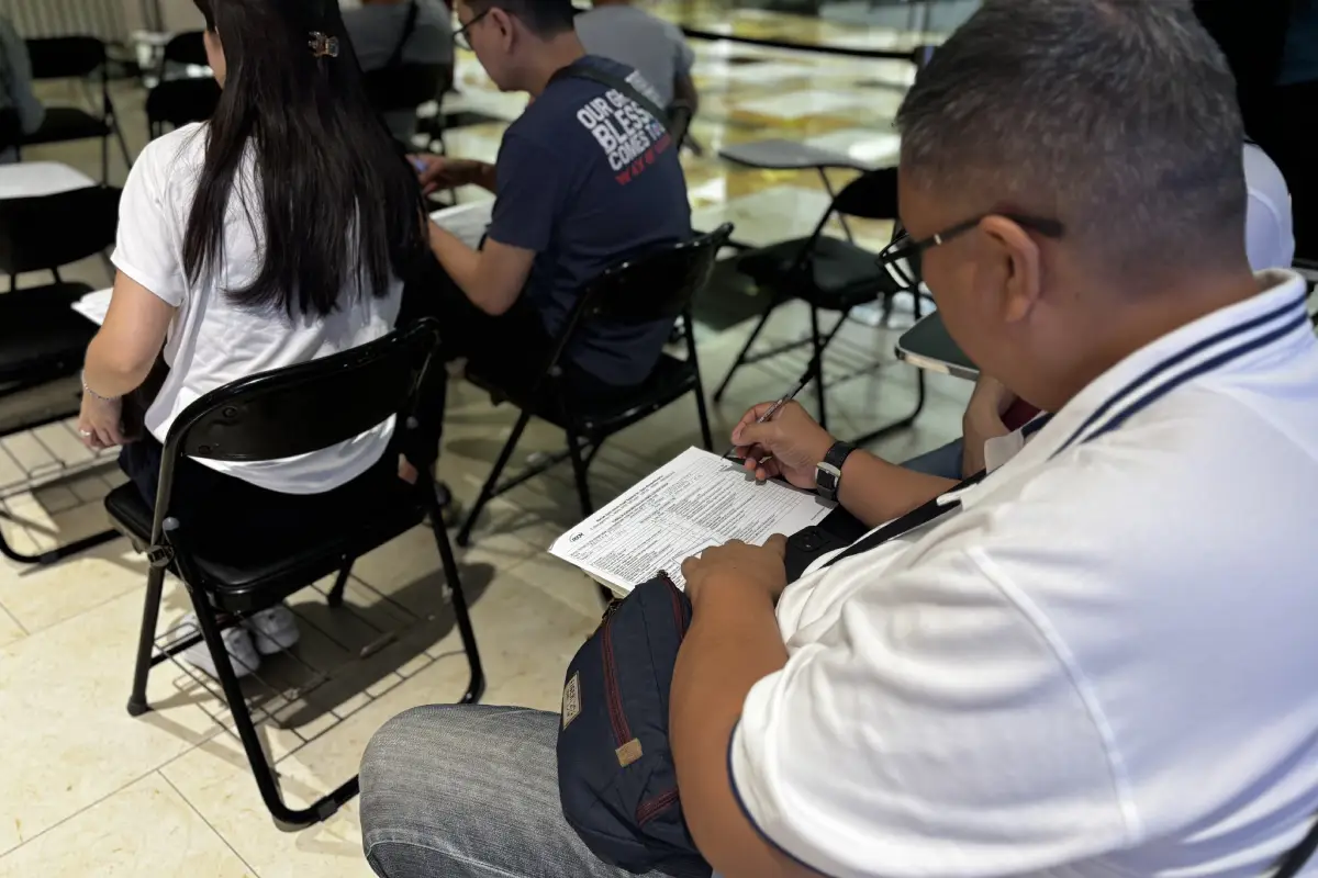 Peserta sedang mengisi formulir pendaftaran dalam acara Donor Darah Rumah Berkat ke 9 di lokasi pelaksanaan.