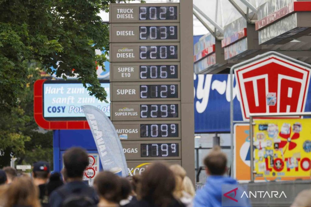 2022-05-30T155859Z_44827677_RC2QHU9QRKWQ_RTRMADP_3_UKRAINE-CRISIS-GERMANY-PETROL