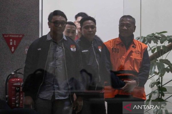 KPK-tahan-Bupati-Tulungagung-120426-ryl-4