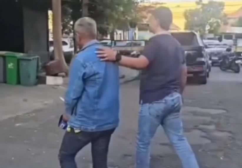 kakek_curi_rambu