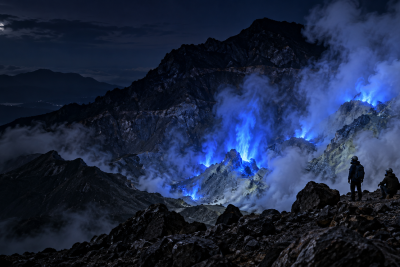 Blue Fire Muncul di Gunung Papandayan, Badan Geologi Ingatkan Bahaya Gas Beracun
